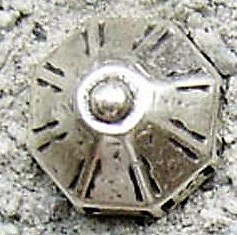 Rüstungsniete „REYKJAVIK“ – Silberfarbener Zierbeschlag im Stil nordischer Tempelarchitektur