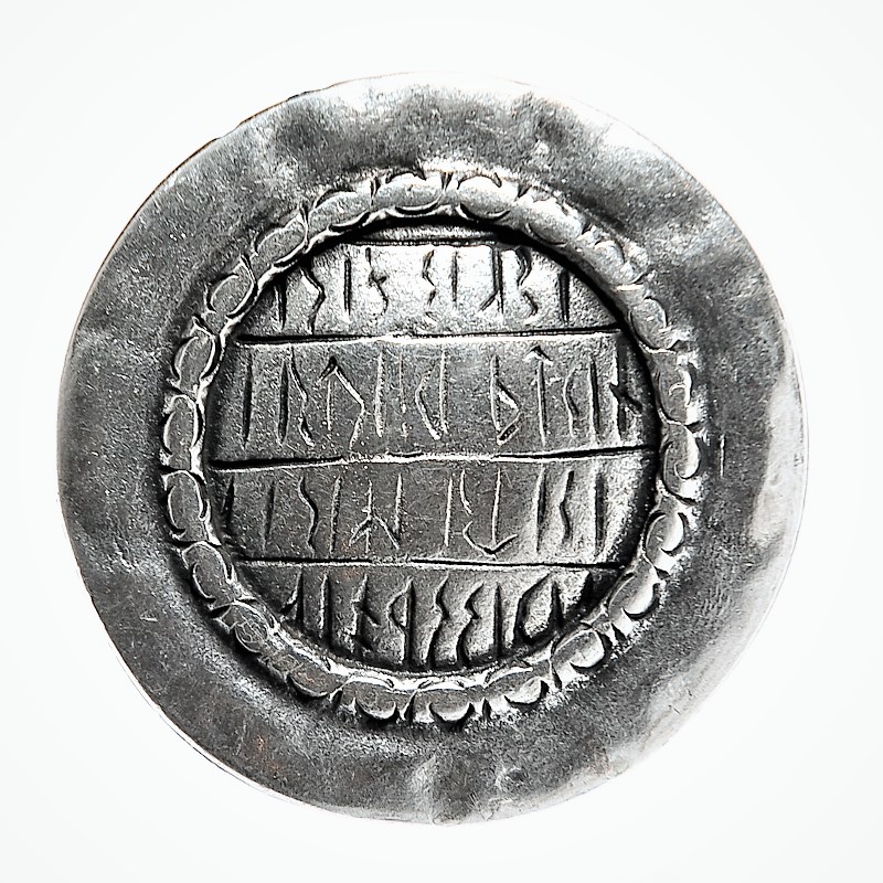 Runenschild – Silberfarbener Zierbeschlag mit keltischem Runenring 