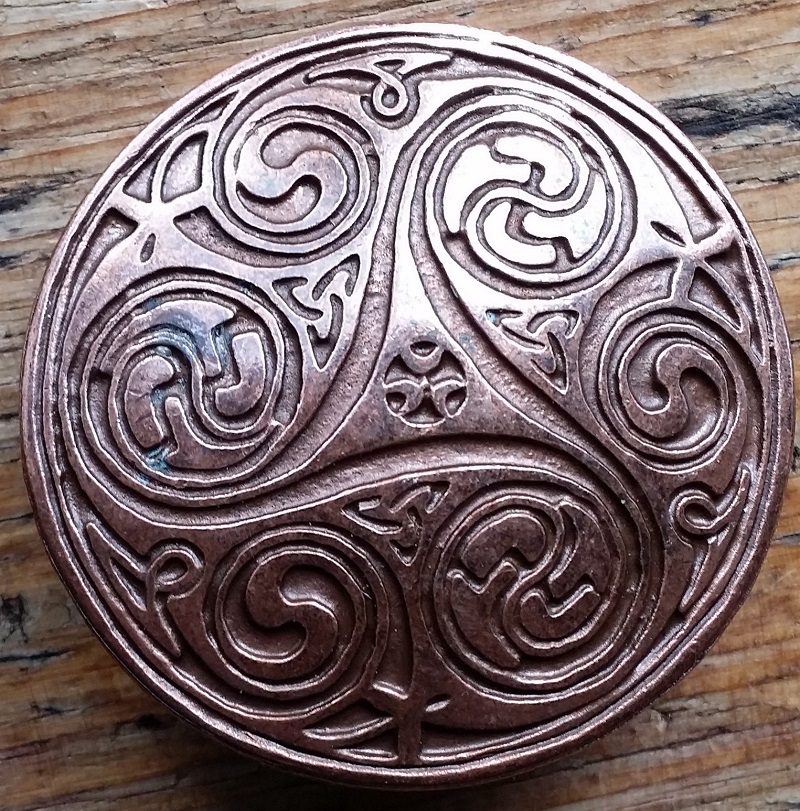 Wirbel-Triskele 'isle of man', kupferfarbener Beschlag