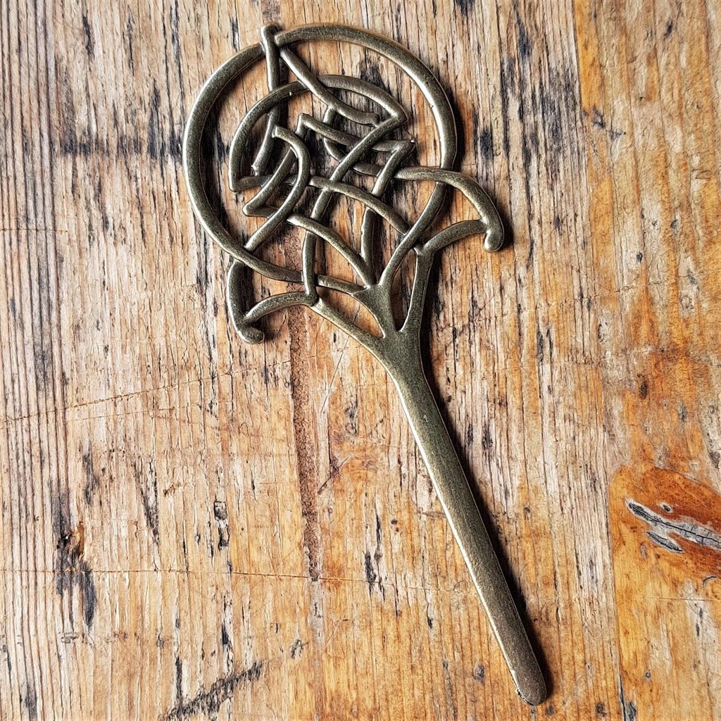 Haarnadel „NIAMH“ – Messingfarbene Haarnadel mit keltischem Knotenmotiv im Runddesign