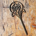 Haarnadel „NIAMH“ – Messingfarbene Haarnadel mit keltischem Knotenmotiv im Runddesign