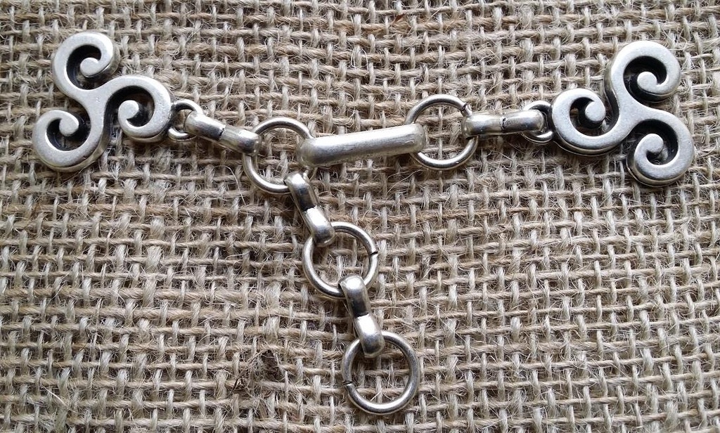 [V-5174-1] Kleine Triskele silberfarben – Zierlicher keltischer Mantelverschluss mit Spiralsymbol & Kette für LARP & Mittelalter