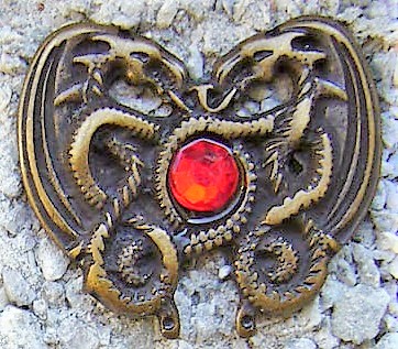 Zierbeschlag „Dragonheart Rubin“ in Altmessing – Nordische Drachen mit rotem Glasstein, 33 x 28 mm