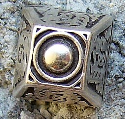 Rüstungsniete „KATTEGAT“ – Silberfarbener Zierbeschlag in Pyramidenform 