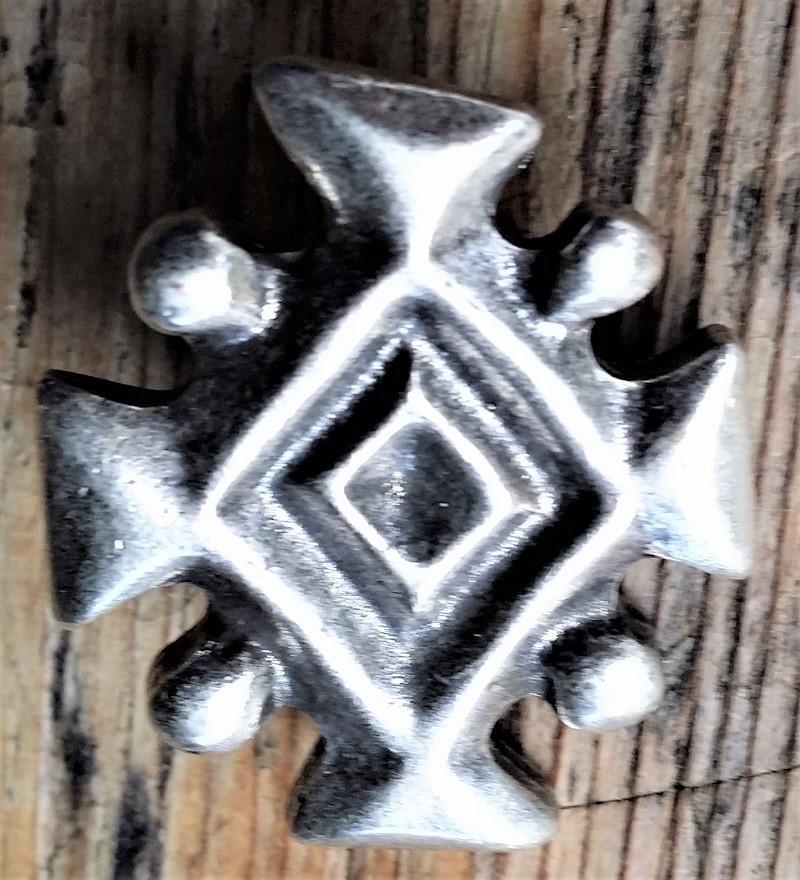 Isländisches Königssymbol silberfarben – 34 mm Mittelalter-Zierbeschlag für Gürtel & Gewandung im nordischen Stil