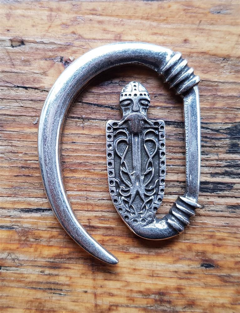Ritter-Haken – Silberfarbener Mantelverschluss im Stil eines Wikingerschilds