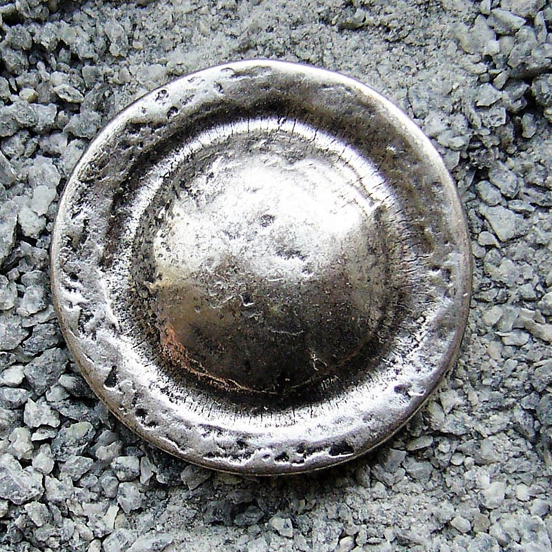 großer Buckelschild, silberfarbener Beschlag