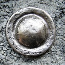 großer Buckelschild, silberfarbener Beschlag