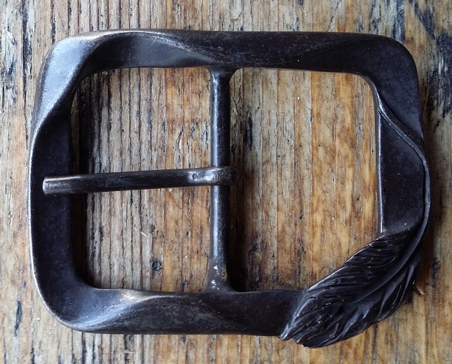 Gürtelschließe „PAMPA“ – Brandmessingfarbene Dornschließe mit organischem Schwung für 4 cm Riemen