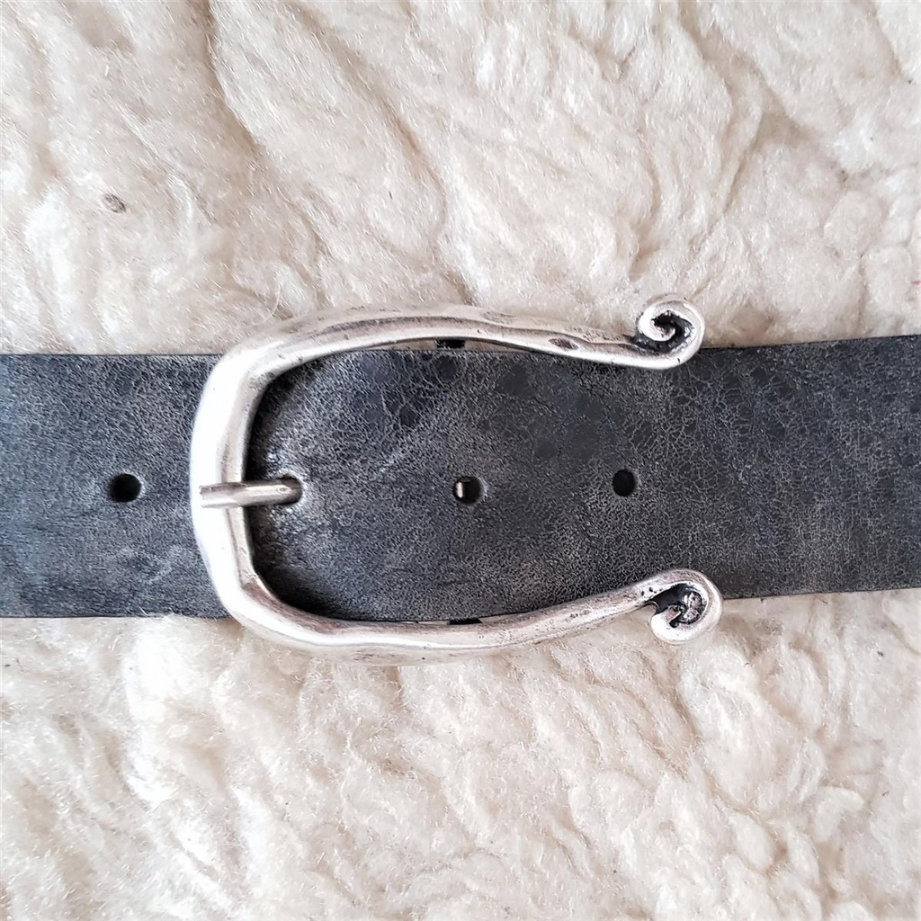 Dornschließe „Omega“ – Silberfarbene Schnalle in geschwungener Schmiede-Optik für 4 cm Gürtel