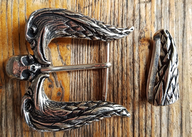 [B2026-1] Gürtelschließe „Eagles & Skull“ in Silberoptik – 4 cm Dornschließe mit Adlern & Totenkopf