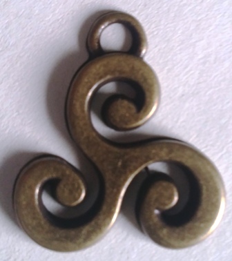 Anhänger Triskele, altmessingfarben