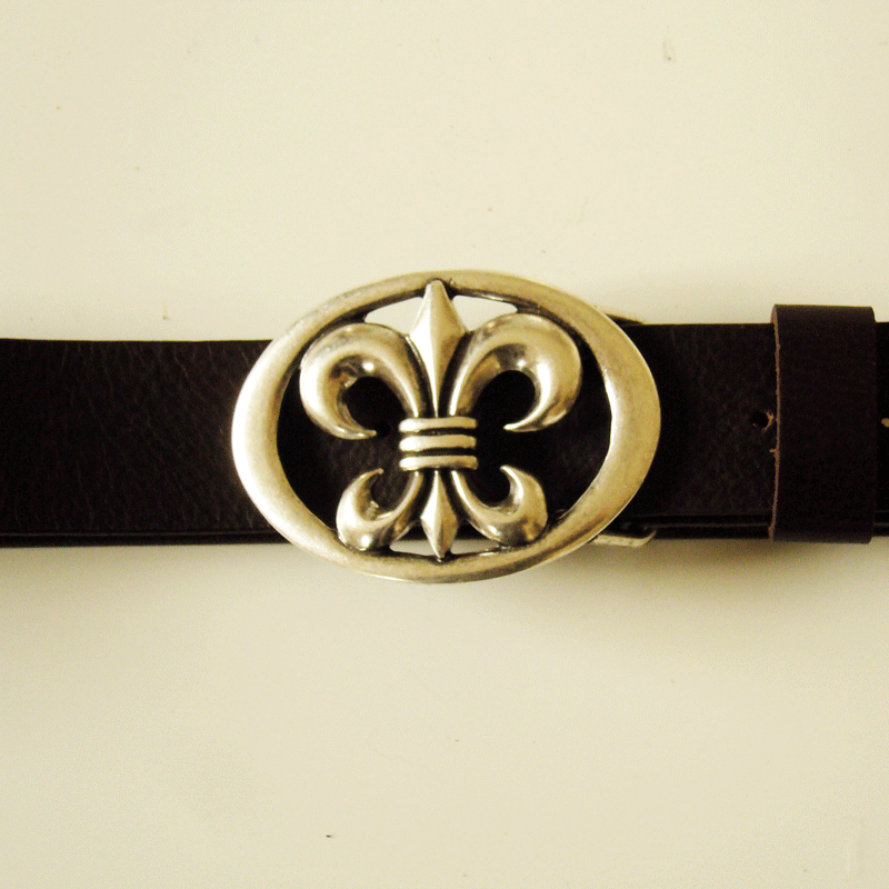 [B2109-2] Gürtelschließe Lilith messingfarben – 4 cm Schnalle mit Fleur-de-Lys für Mittelalter & Pfadfinder