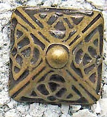 Rüstungsniete „Uppsala“ altmessing – Keltischer Zierbeschlag im Pyramidendesign für Gewand & Rüstung
