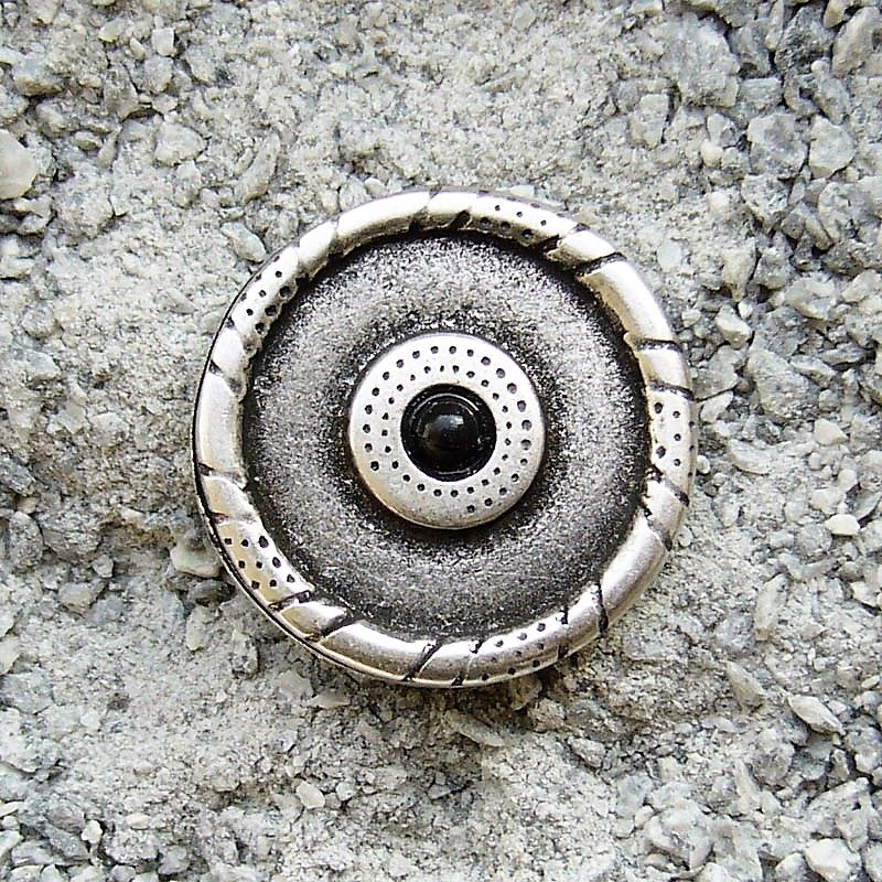 Silberfarbener Schildbeschlag – Nordische Zierniete Ø 28 mm aus Zamak
