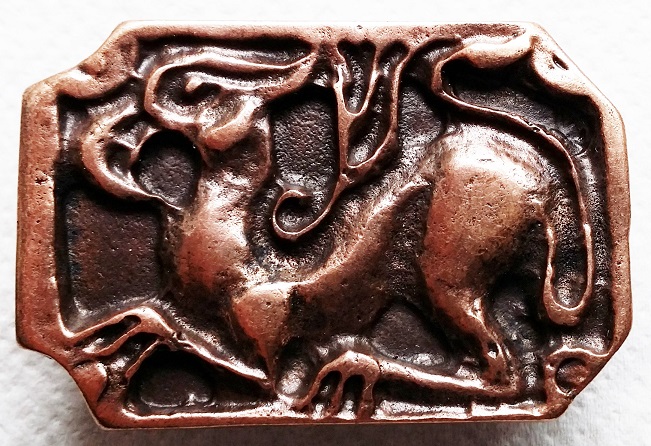Kupferfarbener Zierbeschlag „Kimera“ – Mittelalterliche Chimären-Zierniete 45 x 30 mm mit 4 Nieten