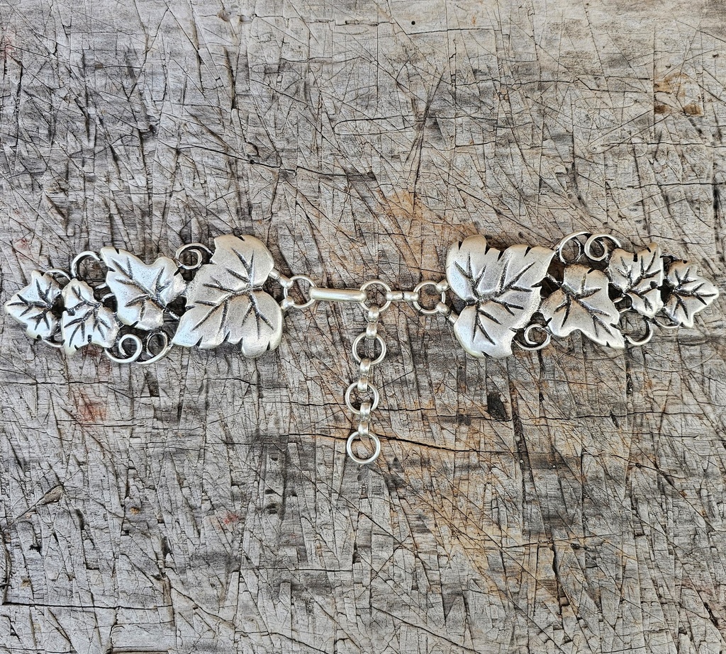 Oberon silberfarbene Gewandschließe – Filigrane Fantasy-Schnalle mit Efeu für LARP & Elbengewandungen