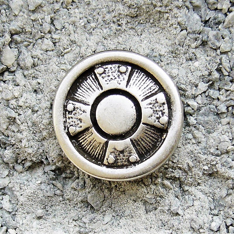 [N-110-1] keltisches Schild, Silberfarbener Beschlag