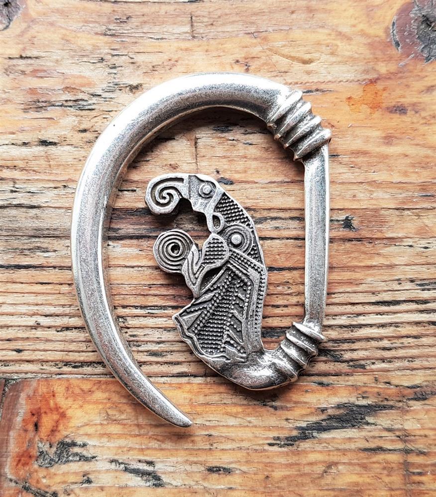 [V-126-1] Silberfarbener Hakenverschluss „Odins Rabe“ – Wikinger-Verschluss mit Hugin-Motiv für Mantel & Umhang