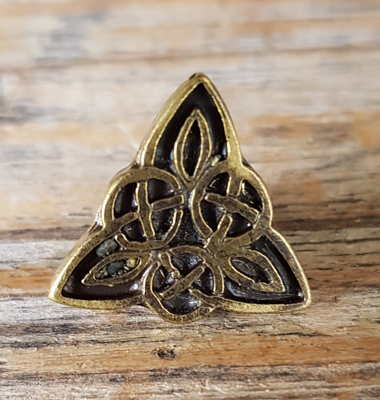 [N-122-2] keltisches Dreieck, Beschlag messingfarben