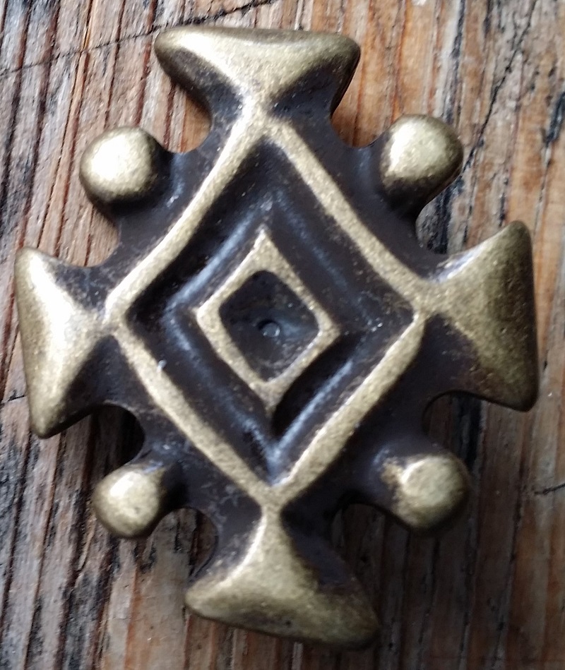 Isländisches Königssymbol altmessing – 34 mm Mittelalter-Zierbeschlag für Gürtel & Rüstungen im nordischen Stil