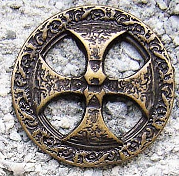 [N-235-21] Zierbeschlag „Nordisches Axtkreuz“ – Altmessingfarbener Rundbeschlag im Wikingerstil
