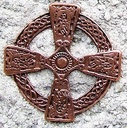 Keltischer Kreuz-Beschlag in Kupferoptik – 40 mm Zierbeschlag mit keltischen Ornamenten