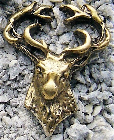 [N-171-2] Zierbeschlag „Cervo“ in Messingoptik – Hirschkopf mit Geweih 27 x 34 mm