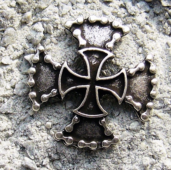 [N-162-1] Silberfarbener Beschlag „Motorrad-Ketten-Kreuz“ – Ritterkreuz im bikeraffinen Design