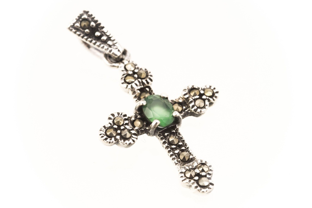 [ak23-4] Mittelalter Kreuz-Anhänger LÁRA mit grünem Kristall aus 925er Silber – Symbol für Schutz und Wachstum (3,2 cm)