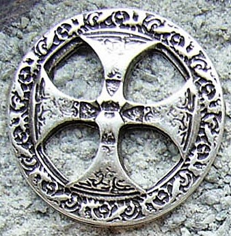 [N-235-1] Zierbeschlag „Nordisches Axtkreuz“ – Silberfarbener Rundbeschlag im Stil der Wikingerzeit