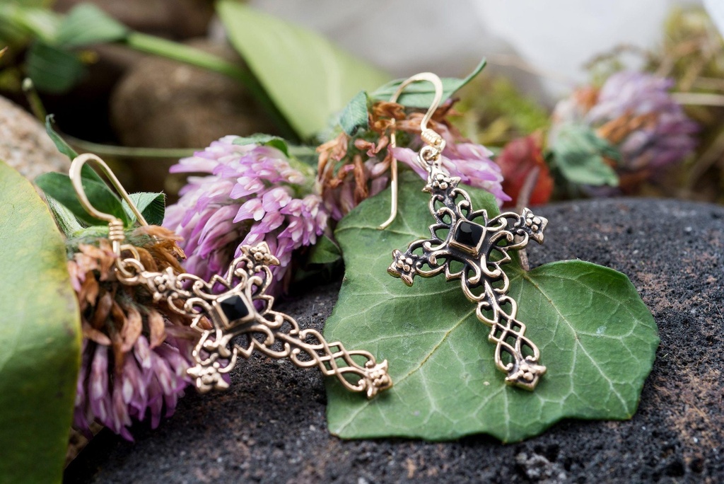 Ohrhänger „Lucan – Onyxkreuz“ aus Bronze – Gotischer Ohrschmuck 4,9 cm