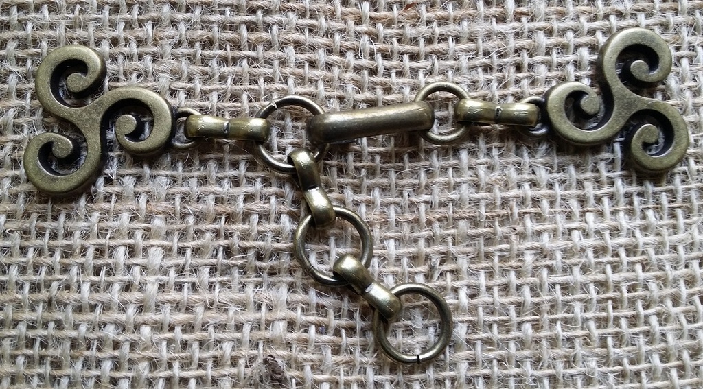 [V-5174-21] Mantel-Verschluss Triskele, altmessingfarben