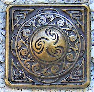 [N-215-21] Rüstungsniete „SKARA“ in Altmessing – Quadratischer Beschlag mit Triskele Ø 30 mm