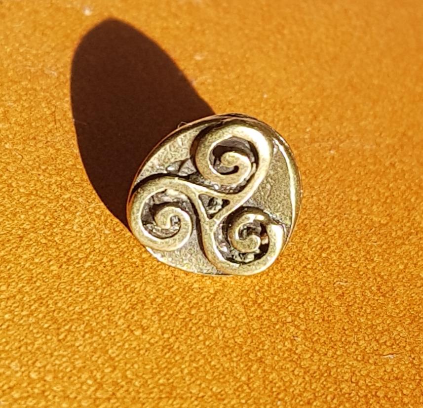 [N-127-2] Mini-Triskel, Beschlag messingfarben