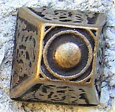 Pyramide, altmessingfarbener Beschlag