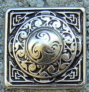 Rüstungsniete „SKARA“ in Silberoptik – Keltischer Triskele-Beschlag im Quadrat Ø 30 mm 
