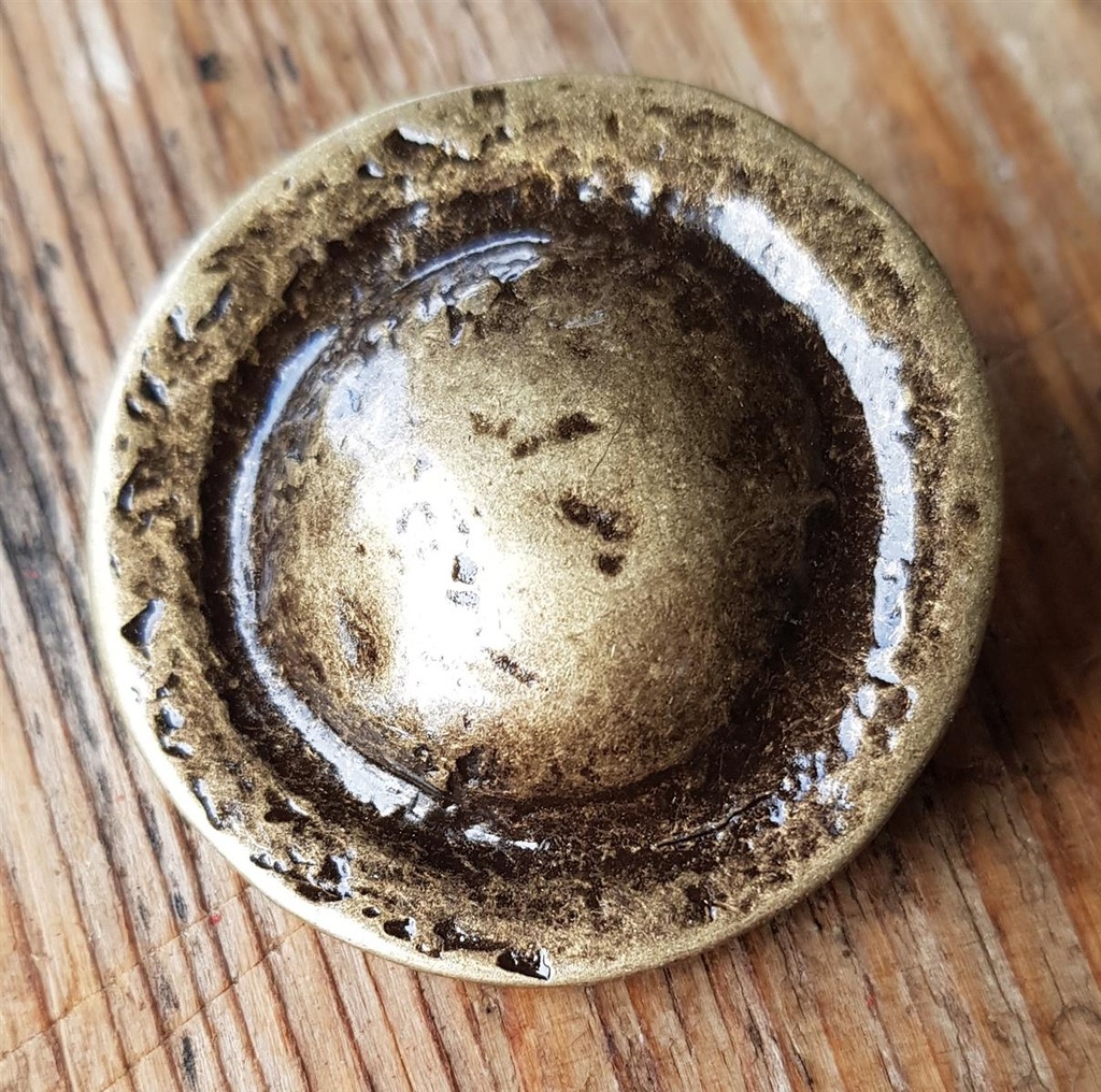 [N-187-21] großer Buckelschild, altmessingfarbener Beschlag