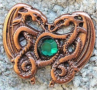 Zierbeschlag „Dragonheart Smaragd“ in Kupferoptik – Nordische Drachen mit grünem Glasstein, 33 x 28 mm