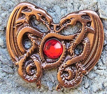 [N-210-4] Zierbeschlag „Dragonheart Rubin“ in Kupferoptik – Nordische Drachen mit rotem Glasstein, 33 x 28 mm