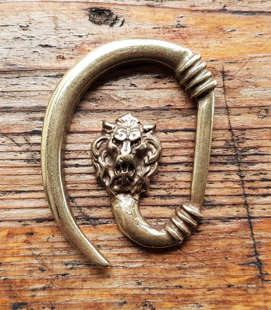 [V-288-2] Löwe Hakenverschluss Mantelverschluss messingfarben