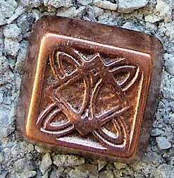 [N-209-4] Rüstungsniete „BIRKA“ in Kupferoptik – Keltisches Quadratmotiv für Rüstung & Gewandung