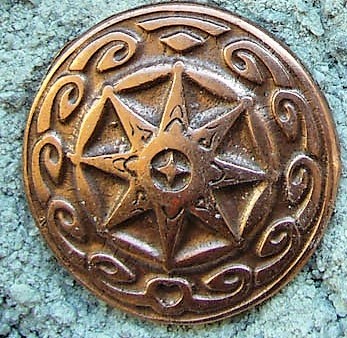 [N-252-4] „Schild des Berling“ – Kupferfarbener Zierbeschlag Ø 35 mm aus Zamak