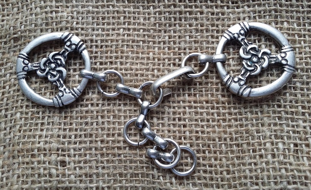 [V-5162-1] Mantel-Verschluss Triskele, silberfarben