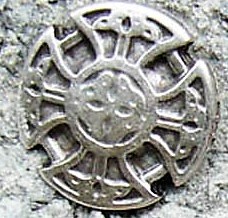 [N-226-1] Keltisches Kreuz silberfarbener Beschlag – 22 mm Zierniete mit 2 Nieten für Gürtel & Gewandung 