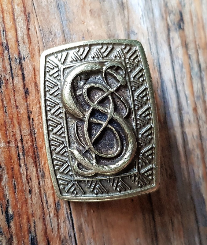 [N-231-2] „Schlangen-Schild“ – Messingfarbener Zierbeschlag aus Zamak, 30 x 40 mm