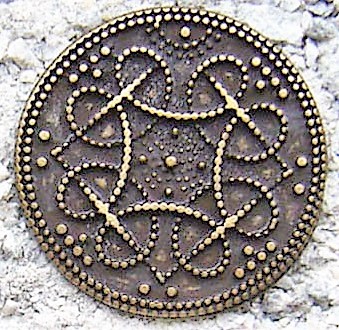 [N-213-21] Birka Concho altmessingfarben – Zierbeschlag mit wikingerzeitlichem Knotenmuster 