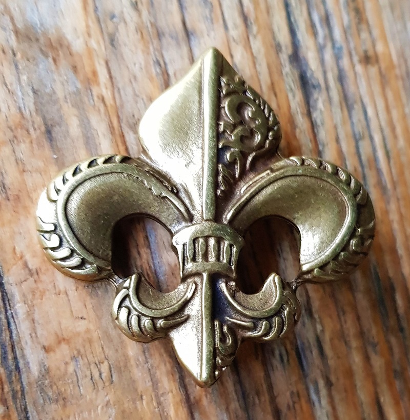 [N-221L-2] fleur de lys, messingfarbener Beschlag, groß