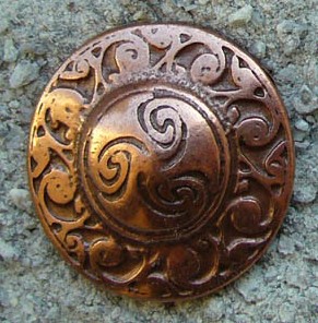 [N-180-4] Kupferfarbener Zierbeschlag „Celtic Circle“ – Keltische Rüstungsniete mit Triskele-Motiv