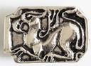 Silberfarbener Zierbeschlag „Kimera“ – Mittelalterliche Chimären-Zierniete 45 x 30 mm mit 4 Nieten